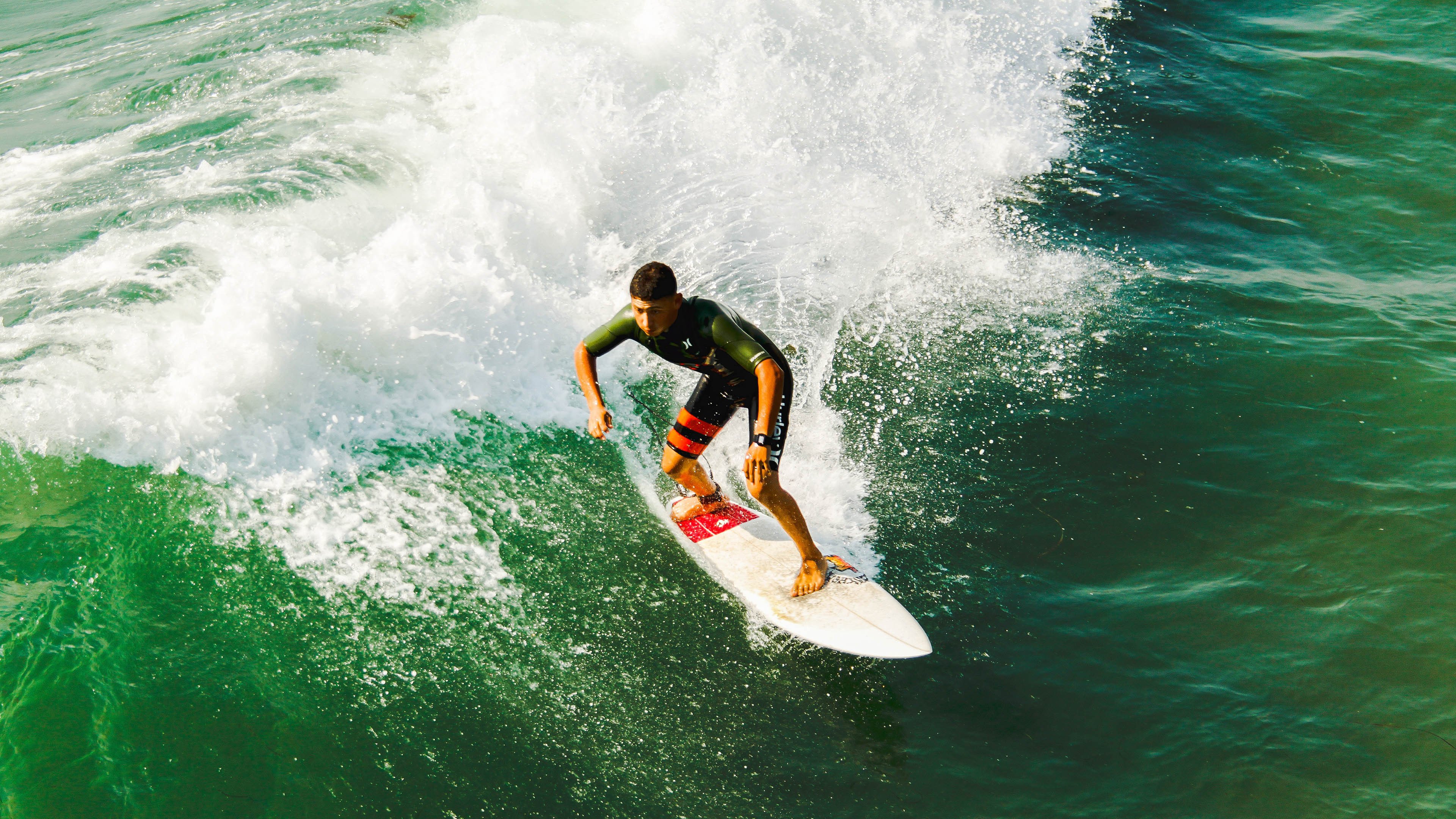 英超战术演变趋势：高压逼抢与快速反击并重，英超高位压迫
